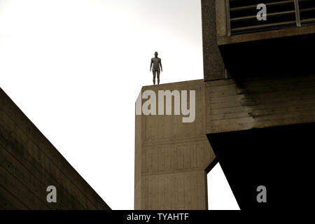 Eine lebensgroße Figuren britischen Künstler Antony Gormley steht auf dem Dach der Hayward Gallery, Teil seines neuen multi-Abbildung der Installation "Event Horizon" von der Galerie in London am 16. Mai 2007 veranstaltet. 31 Figuren werden über einem 1,5 qkm Fläche von London verteilt. (UPI Foto/Hugo Philpott) Stockfoto