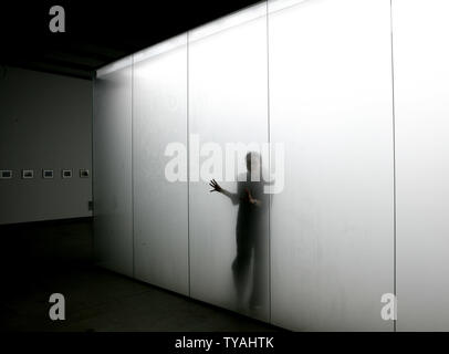 Ein Besucher Erfahrungen neue Installation britischen Künstler Antony Gormley 'Blind' von der Hayward Gallery in London am 16. Mai 2007 veranstaltet. Oszillierende Ultraschallvernebler erstellen Sie einen dichten Dampf Reduzierung der Sichtbarkeit zu zwei Füße innerhalb der acht von zehn Meter Glas Gehäuse. Die neue Show wird in der Öffentlichkeit am 17. Mai. (UPI Foto/Hugo Philpott) Stockfoto