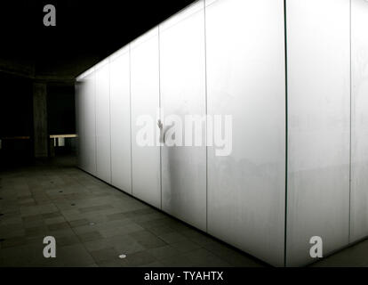 Ein Besucher Erfahrungen neue Installation britischen Künstler Antony Gormley 'Blind' von der Hayward Gallery in London am 16. Mai 2007 veranstaltet. Oszillierende Ultraschallvernebler erstellen Sie einen dichten Dampf Reduzierung der Sichtbarkeit zu zwei Füße innerhalb der acht von zehn Meter Glas Gehäuse. Die neue Show wird in der Öffentlichkeit am 17. Mai. (UPI Foto/Hugo Philpott) Stockfoto