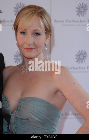 Britische Autorin JK Rowling besucht die 'Raissa Gorbatschow Foundation Party' in Hampton Court Palace am 2. Juni 2007. (UPI Foto/Rune Hellestad) Stockfoto