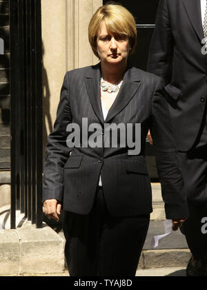 Jacqui Smith, der erste weibliche Home Secretary, kommt an einer Presse frühstückskonferenz an Nr. 10 Downing Street in Reaktion auf die nicht explodierte Bombe in London am 29. Juni 2007 gefunden. Sie warnte das Vereinigte Königreich einen anhaltenden terroristischen Gefahr konfrontiert und Gebeten für die Öffentlichkeit sehr wachsam sein. (UPI Foto/Hugo Philpott) Stockfoto