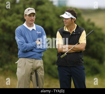 Amerikaner Jim Furyk (L) spricht zu England's Nick Dougherty (R) auf dem 16 Loch am ersten Tag bei der 136 Open Championship in Carnoustie, Schottland am 19. Juli 2007. (UPI Foto/Hugo Philpott) Stockfoto