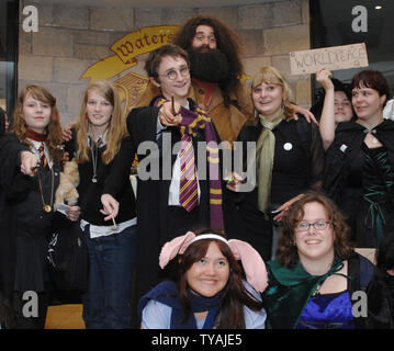 Ein Harry Potter Look-a-Like wirft mit Fans bei der 'Harry Potter und die Heiligtümer des Todes Buch Launch Party" bei Waterstone's Bookshop im Piccadilly in London am 20. Juli 2007. (UPI Foto/Rune Hellestad) Stockfoto