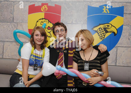 Ein Harry Potter Look-a-Like wirft mit Fans bei der 'Harry Potter und die Heiligtümer des Todes Buch Launch Party" bei Waterstone's Bookshop im Piccadilly in London am 20. Juli 2007. (UPI Foto/Rune Hellestad) Stockfoto