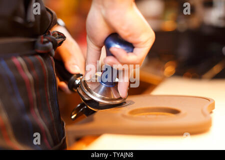 Porträt-Kellnerin und Kellner serviert im café Stockfoto
