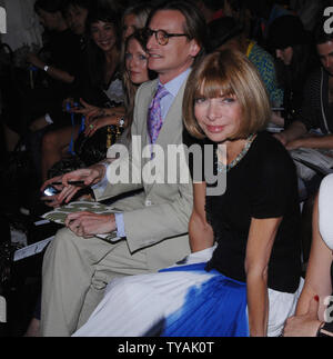 American editor Anna Wintour besucht die Gareth Pugh Modenschau bei der London Fashion Week in London am 16. September 2007. (UPI Foto/Rune Hellestad) Stockfoto