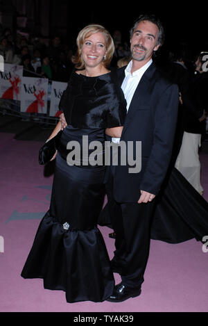 Die britische Schauspielerin Emma Thompson und ihr Ehemann Greg Wise teilnehmen" der V & das Goldene Zeitalter der Couture Gala" im Victoria und Albert Museum in London am 18. September 2007. (UPI Foto/Rune Hellestad) Stockfoto