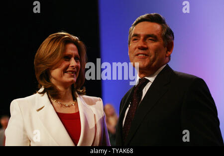 Der britische Premierminister Gordon Brown wird von seiner Frau Sarah nach seiner ersten Rede auf der jährlichen Konferenz der Labour Party in Bournemouth, England am 24. September 2007 beigetreten. (UPI Foto/Hugo Philpott) Stockfoto