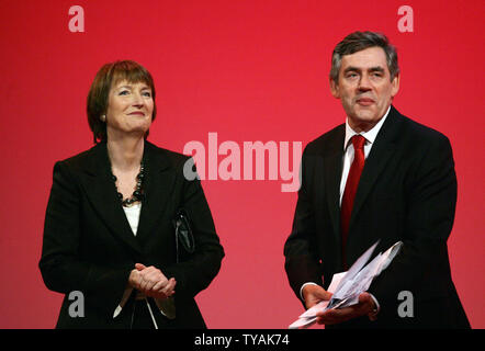 Der britische Premierminister Gordon Brown und sein Stellvertreter Harriet Harman Lächeln während der Debatten über den letzten Tag des jährlichen Labour-Parteitag in Bournemouth, Großbritannien, am 27. September 2007. (UPI Foto/Hugo Philpott) Stockfoto