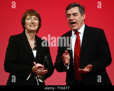 Der britische Premierminister Gordon Brown und sein Stellvertreter Harriet Harman Lächeln während der Debatten über den letzten Tag des jährlichen Labour-Parteitag in Bournemouth, Großbritannien, am 27. September 2007. (UPI Foto/Hugo Philpott) Stockfoto