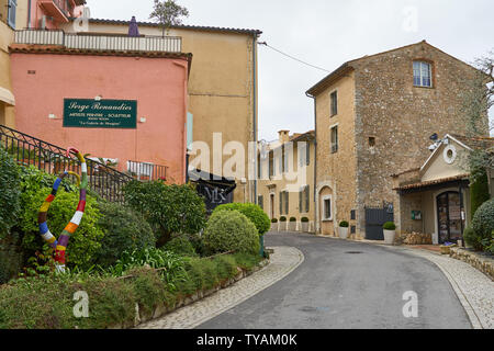 Mougins, Frankreich - April 03, 2019: Mougins ist eine Gemeinde im Südosten von Frankreich, ist ein großer Platz, der touristischen Attraktionen mit vielen Kunstgalerien, Ca Stockfoto