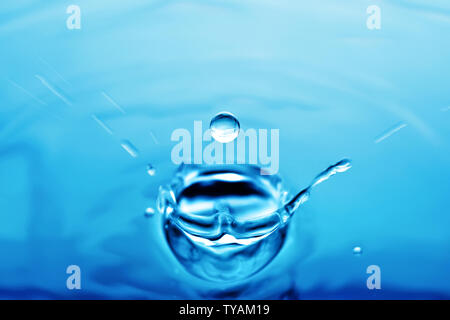 Der runden transparenten Tropfen Wasser, fällt nach unten. Selektive konzentrieren. Stockfoto