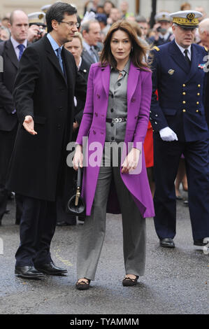 Der französische Präsident Nicolas Sarkozys Frau Carla Bruni Sarkozy besucht die Festlegung eines Kranzes auf die Statue von Charles De Gaulle in der Mall in London am 27. März 2008. (UPI Foto/Rune Hellestad) Stockfoto