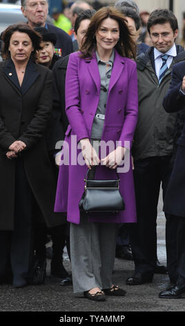 Der französische Präsident Nicolas Sarkozys Frau Carla Bruni Sarkozy besucht die Festlegung eines Kranzes auf die Statue von Charles De Gaulle in der Mall in London am 27. März 2008. (UPI Foto/Rune Hellestad) Stockfoto