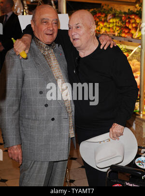 Amerikanischer Schauspieler Tony Curtis und ägyptische Eigentümer von Harrods Mohamed Al-Fayed besuchen einen Fotoauftrag Förderung Tony's Artwork "Tony Curtis Collection' bei Harrods in London am 17. April 2008. (UPI Foto/Rune Hellestad) Stockfoto