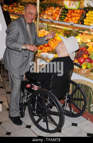 Amerikanischer Schauspieler Tony Curtis und ägyptische Eigentümer von Harrods Mohamed Al-Fayed besuchen einen Fotoauftrag Förderung Tony's Artwork "Tony Curtis Collection' bei Harrods in London am 17. April 2008. (UPI Foto/Rune Hellestad) Stockfoto