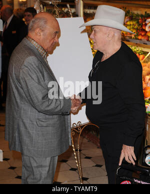 Amerikanischer Schauspieler Tony Curtis und ägyptische Eigentümer von Harrods Mohamed Al-Fayed besuchen einen Fotoauftrag Förderung Tony's Artwork "Tony Curtis Collection' bei Harrods in London am 17. April 2008. (UPI Foto/Rune Hellestad) Stockfoto