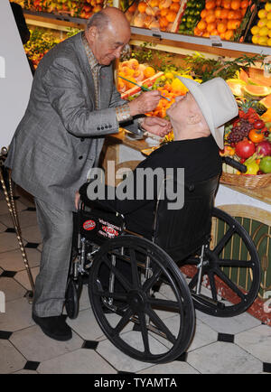 Amerikanischer Schauspieler Tony Curtis und ägyptische Eigentümer von Harrods Mohamed Al-Fayed besuchen einen Fotoauftrag Förderung Tony's Artwork "Tony Curtis Collection' bei Harrods in London am 17. April 2008. (UPI Foto/Rune Hellestad) Stockfoto