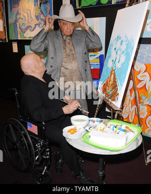 Amerikanischer Schauspieler Tony Curtis und ägyptische Eigentümer von Harrods Mohamed Al-Fayed besuchen einen Fotoauftrag Förderung Tony's Artwork "Tony Curtis Collection' bei Harrods in London am 17. April 2008. (UPI Foto/Rune Hellestad) Stockfoto