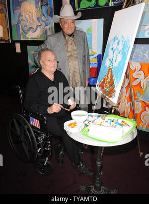 Amerikanischer Schauspieler Tony Curtis und ägyptische Eigentümer von Harrods Mohamed Al-Fayed besuchen einen Fotoauftrag Förderung Tony's Artwork "Tony Curtis Collection' bei Harrods in London am 17. April 2008. (UPI Foto/Rune Hellestad) Stockfoto