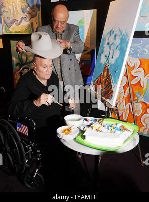 Amerikanischer Schauspieler Tony Curtis und ägyptische Eigentümer von Harrods Mohamed Al-Fayed besuchen einen Fotoauftrag Förderung Tony's Artwork "Tony Curtis Collection' bei Harrods in London am 17. April 2008. (UPI Foto/Rune Hellestad) Stockfoto