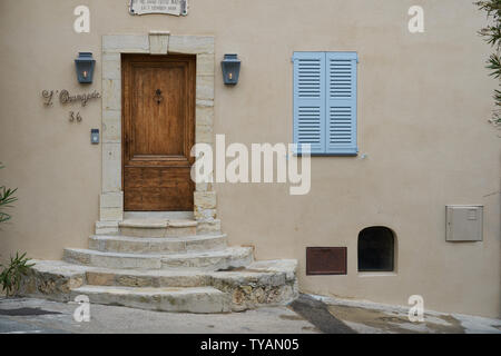 Mougins, Frankreich - April 03, 2019: Das Zeichen mit dem französischen Text über der Tür sagt, dass Commander Lamy wurde in diesem Haus am 7. Februar in 18 geboren Stockfoto