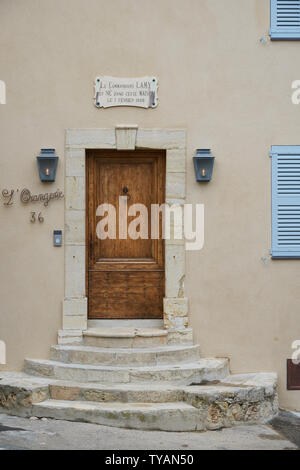 Mougins, Frankreich - April 03, 2019: Das Zeichen mit dem französischen Text über der Tür sagt, dass Commander Lamy wurde in diesem Haus am 7. Februar in 18 geboren Stockfoto