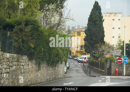 Auf der Straße Route de Breguieres. Cannes, Frankreich, April 2019 Stockfoto