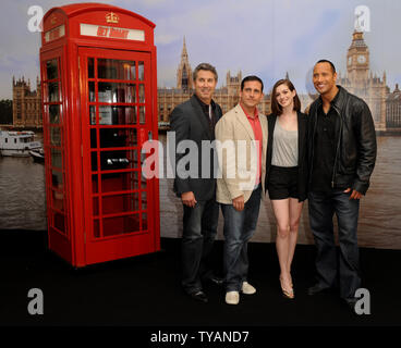 Der amerikanische Regisseur Peter Segal und Schauspieler Steve Carell, Anne Hathaway, Dwayne Johnson an einem Fotoshooting für "Get Smart" bei Claridges Hotel in London am 10. Juli 2008. (UPI Foto/Rune Hellestad) Stockfoto
