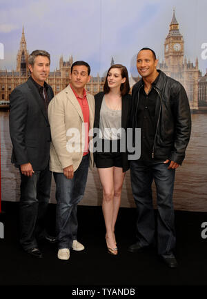 Der amerikanische Regisseur Peter Segal und Schauspieler Steve Carell, Anne Hathaway, Dwayne Johnson an einem Fotoshooting für "Get Smart" bei Claridges Hotel in London am 10. Juli 2008. (UPI Foto/Rune Hellestad) Stockfoto