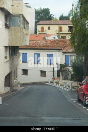 Leere Straße in Cannes, Frankreich, April 2019 Stockfoto