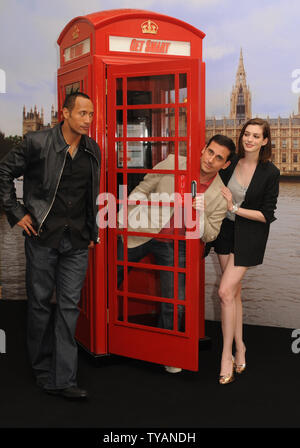Amerikanische Schauspieler Steve Carell, Anne Hathaway, Dwayne Johnson an einem Fotoshooting für "Get Smart" bei Claridges Hotel in London am 10. Juli 2008. (UPI Foto/Rune Hellestad) Stockfoto