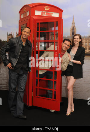 Amerikanische Schauspieler Steve Carell, Anne Hathaway, Dwayne Johnson an einem Fotoshooting für "Get Smart" bei Claridges Hotel in London am 10. Juli 2008. (UPI Foto/Rune Hellestad) Stockfoto