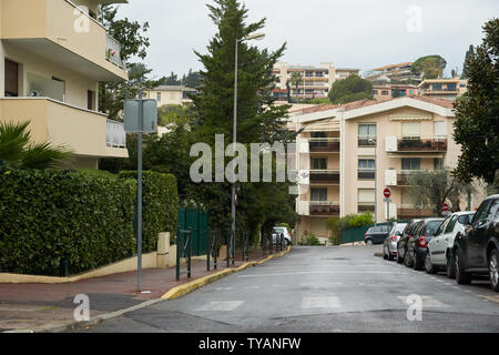 Leere Straße in Cannes, Frankreich, April 2019 Stockfoto