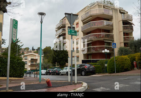 Cannes, Frankreich - April 03, 2019: Schönes Haus auf der anderen Straßenseite in Cannes. Stockfoto