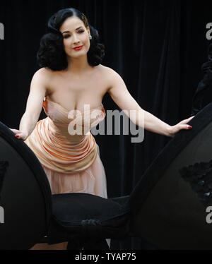 Amerikanische burlesque Künstlerin Dita Von Teese präsentiert ihre neue Kollektion "wonderbra von Dita Von Teese" in Covent Garden Piazza in London am 23. September 2008. (UPI Foto/Rune Hellestad) Stockfoto