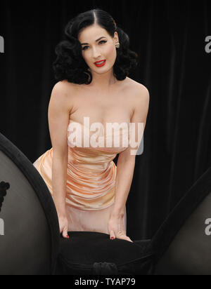 Amerikanische burlesque Künstlerin Dita Von Teese präsentiert ihre neue Kollektion "wonderbra von Dita Von Teese" in Covent Garden Piazza in London am 23. September 2008. (UPI Foto/Rune Hellestad) Stockfoto