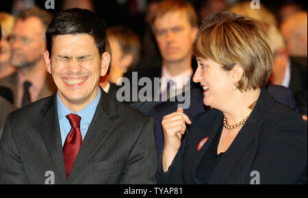 Der britische Außenminister David Miliband Aktien ein Witz mit der britischen Innenministerin Jacqui Smith vor der Rede des Ministerpräsidenten auf dem Labour-Parteitag in Manchester, England am 23. September 2008. (UPI Foto/Hugo Philpott) Stockfoto