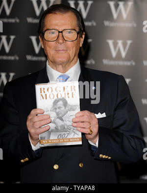 Der britische Schauspieler Roger Moore besucht eine Unterzeichnung der seine Autobiographie "Mein Wort ist mein Bond" Unter Waterstones.com/ebooks, Piccadilly in London am 15. Oktober 2008. (UPI Foto/Rune Hellestad) Stockfoto