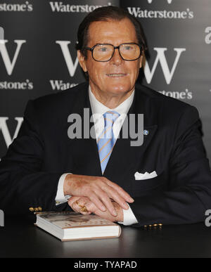 Der britische Schauspieler Roger Moore besucht eine Unterzeichnung der seine Autobiographie "Mein Wort ist mein Bond" Unter Waterstones.com/ebooks, Piccadilly in London am 15. Oktober 2008. (UPI Foto/Rune Hellestad) Stockfoto