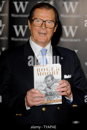 Der britische Schauspieler Roger Moore besucht eine Unterzeichnung der seine Autobiographie "Mein Wort ist mein Bond" Unter Waterstones.com/ebooks, Piccadilly in London am 15. Oktober 2008. (UPI Foto/Rune Hellestad) Stockfoto