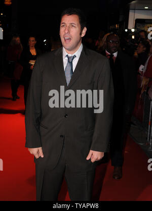 Amerikanische Schauspieler Adam Sandler besucht die Premiere von "Bedtime Stories" im Odeon, Kensington in London am 11. Dezember 2008. (UPI Foto/Rune Hellestad) Stockfoto