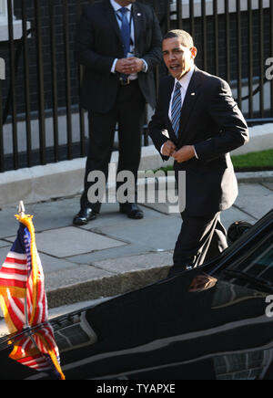 Der US-amerikanische Präsident Barack Obama kommt für ein Treffen mit dem britischen Premierminister Gordon Brown an der Downing Street Nr. 10 am Vorabend des G20-Gipfels in London am Mittwoch, den 1. April 2009. (UPI Foto/Hugo Philpott) Stockfoto