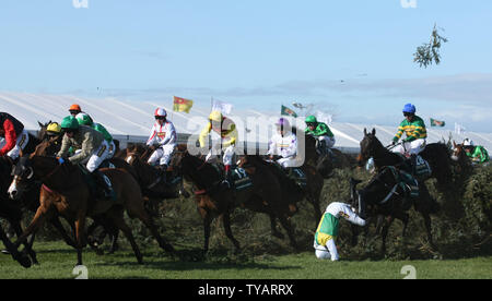 Jockeys springen die berüchtigten Stuhl Sprung am 2009 Grand National in Aintree am Samstag 04 April 2009. Das Rennen wurde von Jockey Liam treadwell auf seinem Pferd Mon Mome uneins von 100-1 gewonnen. (UPI Foto/Hugo Philpott) Stockfoto