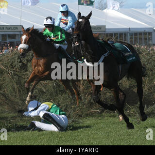 Jockeys springen die berüchtigten Stuhl Sprung am 2009 Grand National in Aintree am Samstag 04 April 2009. Das Rennen wurde von Jockey Liam treadwell auf seinem Pferd Mon Mome uneins von 100-1 gewonnen. (UPI Foto/Hugo Philpott) Stockfoto