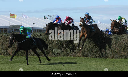 Jockeys springen die berüchtigten Stuhl Sprung am 2009 Grand National in Aintree am Samstag 04 April 2009. Das Rennen wurde von Jockey Liam treadwell auf seinem Pferd Mon Mome uneins von 100-1 gewonnen. (UPI Foto/Hugo Philpott) Stockfoto