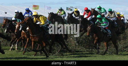 Jockeys springen die berüchtigten Stuhl Sprung am 2009 Grand National in Aintree am Samstag 04 April 2009. Das Rennen wurde von Jockey Liam treadwell auf seinem Pferd Mon Mome uneins von 100-1 gewonnen. (UPI Foto/Hugo Philpott) Stockfoto