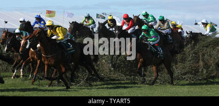 Jockeys springen die berüchtigten Stuhl Sprung am 2009 Grand National in Aintree am Samstag 04 April 2009. Das Rennen wurde von Jockey Liam treadwell auf seinem Pferd Mon Mome uneins von 100-1 gewonnen. (UPI Foto/Hugo Philpott) Stockfoto