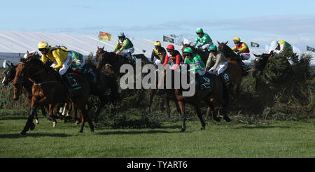 Jockeys springen die berüchtigten Stuhl Sprung am 2009 Grand National in Aintree am Samstag 04 April 2009. Das Rennen wurde von Jockey Liam treadwell auf seinem Pferd Mon Mome uneins von 100-1 gewonnen. (UPI Foto/Hugo Philpott) Stockfoto