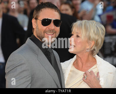 Britische Schauspielerin Helen Mirren und der australische Schauspieler Russell Crowe nehmen an der Premiere von 'State im Spiel' im Empire, Leicester Square in London am 21. April 2009. (UPI Foto/Rune Hellestad) Stockfoto